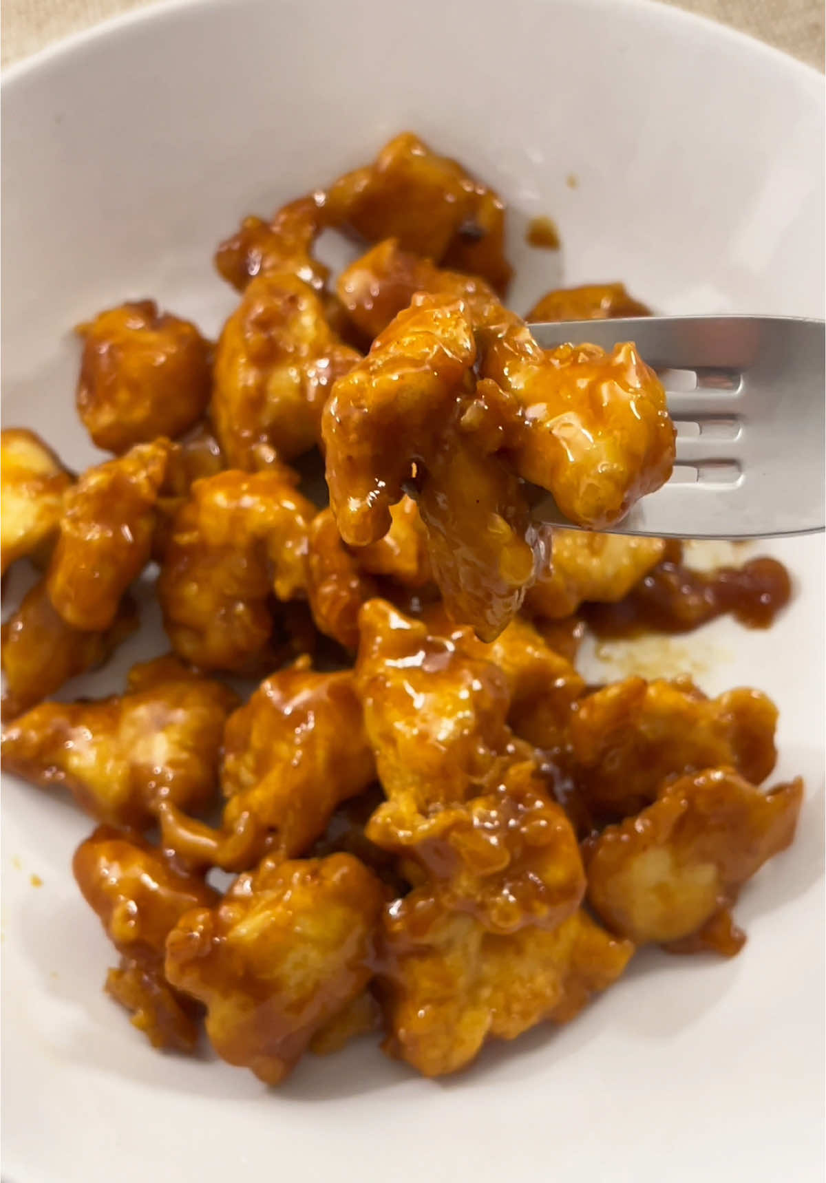 Poulet croustillant sauce soja et miel 🍯🤤🙌🏼 Ingrédients pour le poulet croustillant :  - 2 filets de poulet  - 2 cuillères de farine (en rajouter si nécessaire) - 1 fond d’eau - sel, poivre, paprika Ingrédients pour la sauce :  - 50g de beurre - 3 grosses cuillères de sauce soja - 3 grosses cuillères de miel - 1 petite cuillère de sucre  Bon app ✨ #recette #cuisine #recettefacile #cuisinefacile #poulet #pouletcroustillant #miel #soja #pouletfrit 