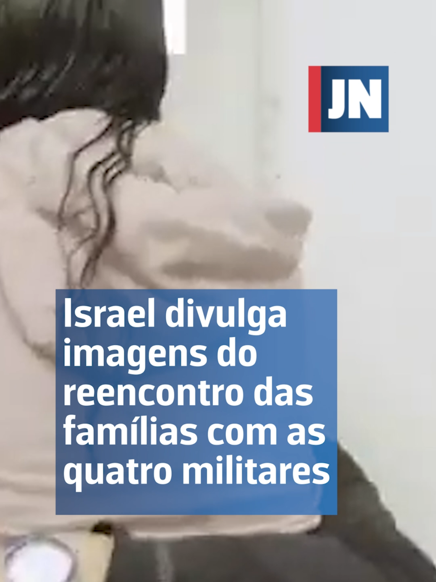 As Forças de Defesa de Israel (IDF, na sigla em inglês) divulgaram imagens do reencontro das famílias com as quatro militares israelitas que este sábado foram libertadas pelo Hamas. Esta foi a segunda troca de reféns do Hamas por prisioneiros palestinianos, após a assinatura de um acordo de cessar-fogo com Israel. #jn #jornaldenoticias #israel #refens