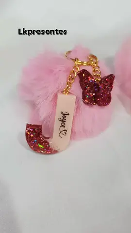 chaveiro personalizado letra inicial do nome + nome + pompom + pingente de borboleta. 😍 #personalizados #foryou #presente #luxo #chaveiro #moto #resina 