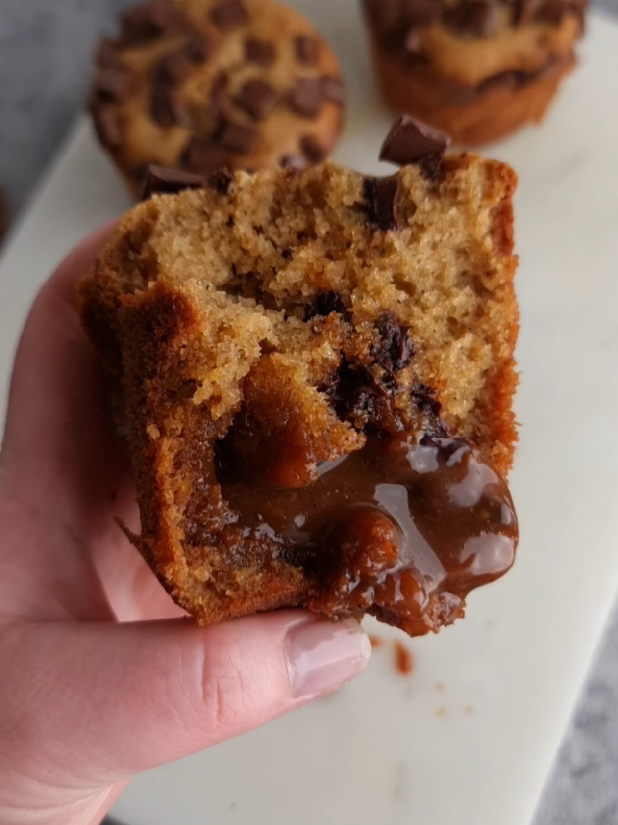 Muffins caramel et beurre noisette  Pour 12 Muffins  3 œufs  80g de sucre  150g de beurre  1càc de vanille  150g de lait 270g de farine  1 pincée de sel  8g de levure chimique  200g de caramel à température ambiante. Faire un beurre noisette, laisser refroidir puis fouetter le. Ajouter le sucre puis les œufs un par un. Ajouter la vanille et le lait. Ajouter la farine, le sel et la levure chimique. Cuisson 20 à 25min à 170ºC selon la taille de vos moules. 🇬🇧 Caramel and hazelnut butter muffins For 12 muffins 3 eggs 80g sugar 150g butter 1 tsp vanilla 150g milk 270g flour 1 pinch of salt 8g baking powder 200g caramel at room temperature. Make a hazelnut butter, let cool then whisk it. Add the sugar then the eggs one by one. Add the vanilla and milk. Add the flour, salt and baking powder. Cook for 20 to 25 minutes at 170ºC depending on the size of your molds.