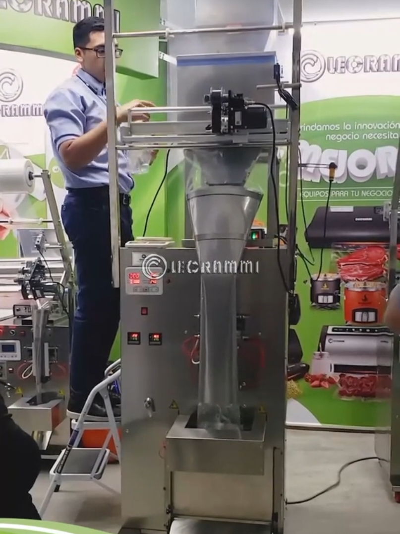 Capacitación de la Maquinaria de Snacks - Bocadito Mr. Mega🍟✨ En Bocadito 𝐌𝐫. 𝐌𝐞𝐠𝐚, sabemos que la calidad y eficiencia son clave para el éxito de cualquier negocio. Por eso, nos enorgullece haber brindado a la empresa Bocadito 𝐌𝐫. 𝐌𝐞𝐠𝐚 en Trujillo, Nuestra 𝐌𝐚́𝐪𝐮𝐢𝐧𝐚 𝐄𝐦𝐩𝐚𝐜𝐚𝐝𝐨𝐫𝐚 𝐝𝐞 𝐬𝐧𝐚𝐜𝐤𝐬 para mejorar la producción de sus deliciosos snacks. 👨‍🍳💥 Con esta nueva maquinaria, no solo optimizan sus procesos, sino que también logran una mayor productividad, manteniendo siempre los más altos estándares de calidad. 🔝🔧 Nuestro equipo especializado brindó una capacitación completa, asegurando que el equipo de Bocadito 𝐌𝐫. 𝐌𝐞𝐠𝐚 pueda aprovechar todo el potencial de la máquina desde el primer día. 💡 Nos complace ser parte del crecimiento y éxito de nuestros clientes, y seguiremos brindando soporte para que sigan llevando sus productos a más hogares. 🚀🏠 #BocaditoMrMega #MaquinariaDeSnacks #ProducciónEficiente #Innovación #CapacitaciónIndustrial #Trujillo #MejoraContinua #SnacksDeCalidad #SoporteTecnológico #crecimientoempresarial 