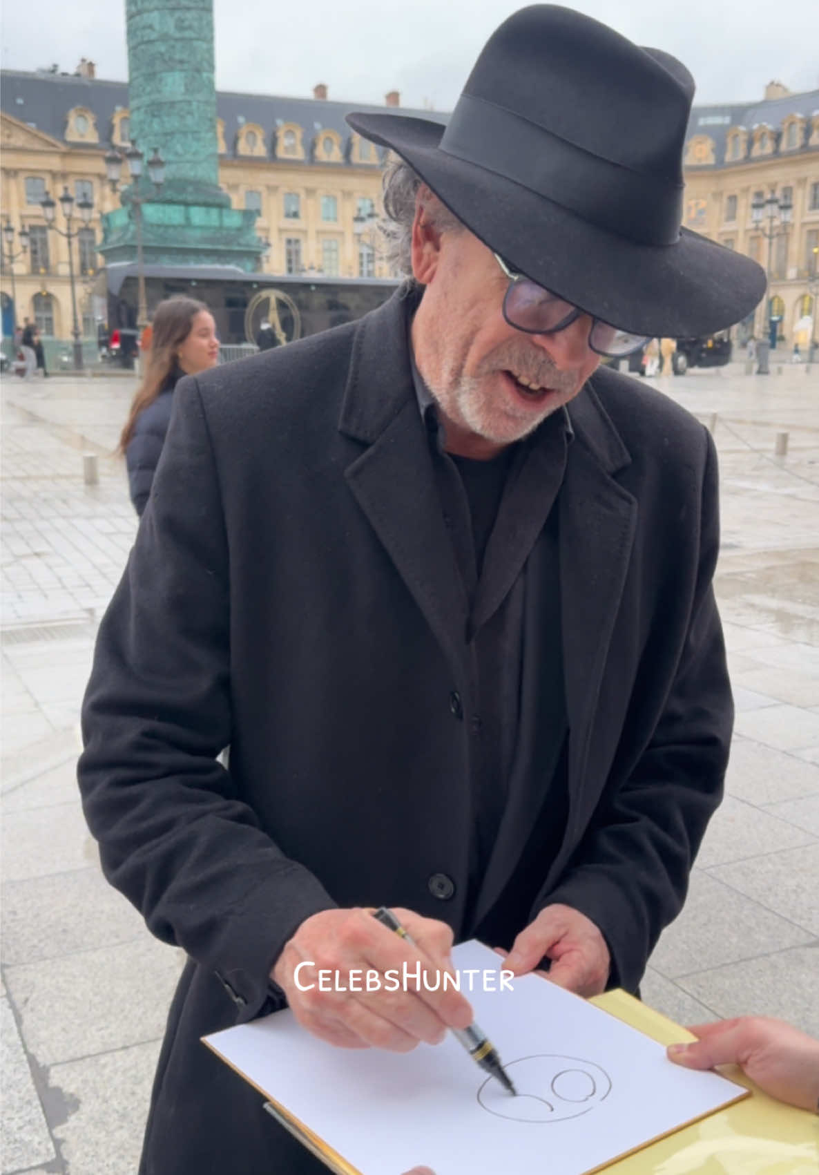 Tim Burton dessine pour un fan dans la rue à Paris  #TimBurton #dessin #drawings #fan #paris #fashionweek 