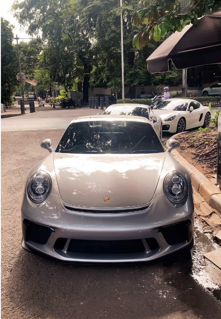 porsche day in gunawarman #carspotter #carspotting #carspot #carmedia #carstiktok #trending #viral #viraltiktok #carenthusiast #carspotters #porsche #porsche911 #porschegt3 #porschevideo #porscheindonesia #porschelove #needmoneyforporsche #porschegermany #porschecarrera #fypシ #videoviral #carmeet #porschecarmeet 