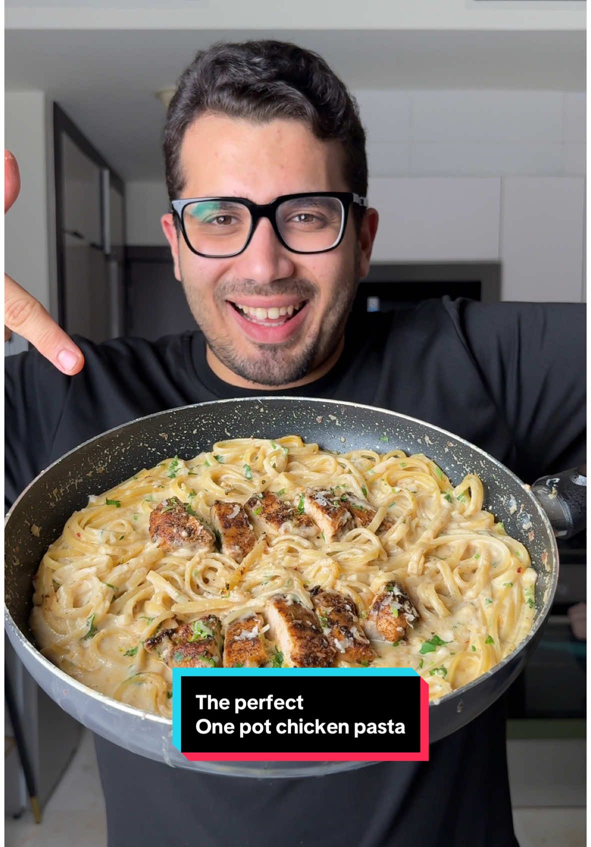 The perfect one pot chicken pasta 🐥🤤 طريقة باستا كريمي في طاسة واحدة من غير كريمة 🙋🏻‍♂️ #tiktokcookbook #cookwithme 