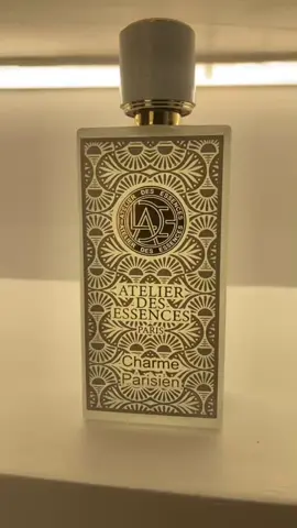 L’atelier des essences - Charme parisien     ✨Ce parfums est un écrin d’élégance où le savoir - faire artisanal rencontre le raffinement parisien . Dans ce lieu d’exception chaque détail incarne l’harmonie la sophistication et l’intemporel , Une invitation à sublimer le sens à célébrer l’art de vivre ✨ Note de tête : Bergamote 🍋‍🟩, Cassis 🫐, Pomme 🍎  Note de coeur : Bois de cèdre 🪵, Jasmin 🪷, Fleur d’oranger 🍊 Note de fond : Ambre , Vanille 🍦#parfum #parfumerie #atelierdesessences #beautys #parís #pourtoii #fyp 