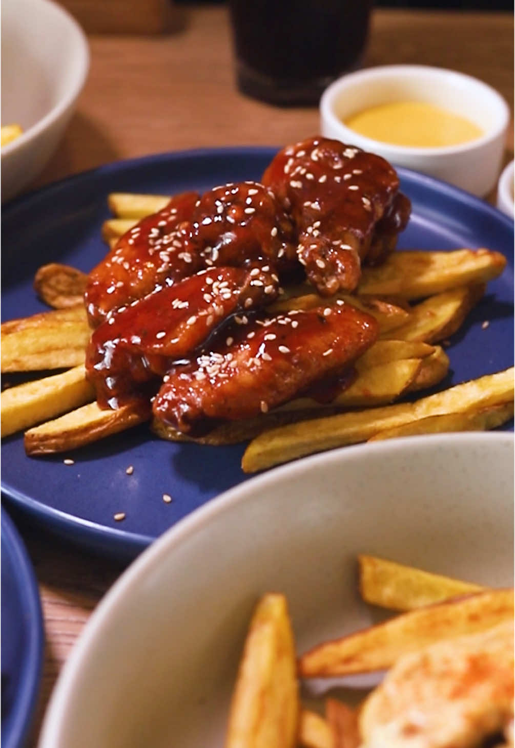 Comer rico🤤 = Buen humor😎 Ya se nos antojaron unas alitas ¿Y a ti? Fijo es un buen plan para más tarde🙌🏽 Pide por delivery o cae pe' ¡Te esperamos! #alitas #bbq #acevichado #polloalabrasa #alitas #trujillo #wings #llamaemprendedora #makis 
