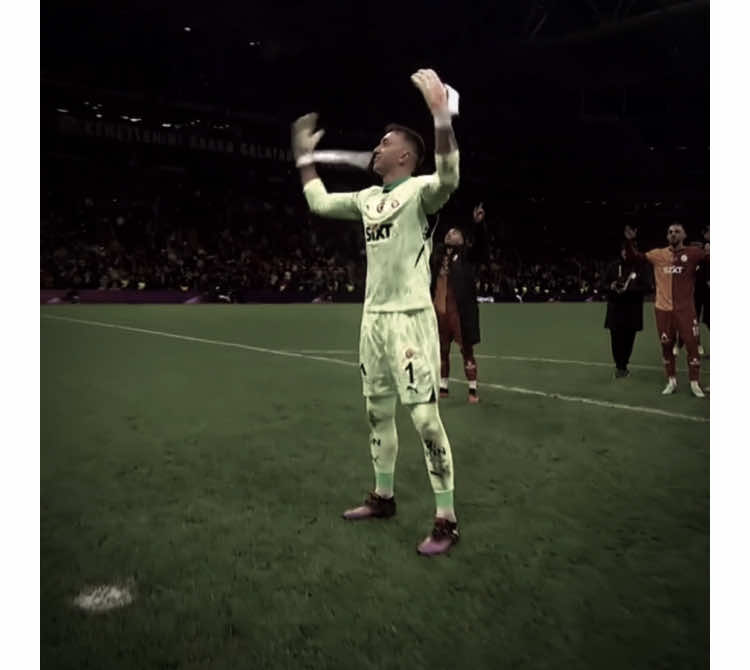 kaptanımızdır o bizim #fernandomuslera #galatasaray #foryou #fyp #keşfet #global #viral #türkiye #muslera #mauroicardi 