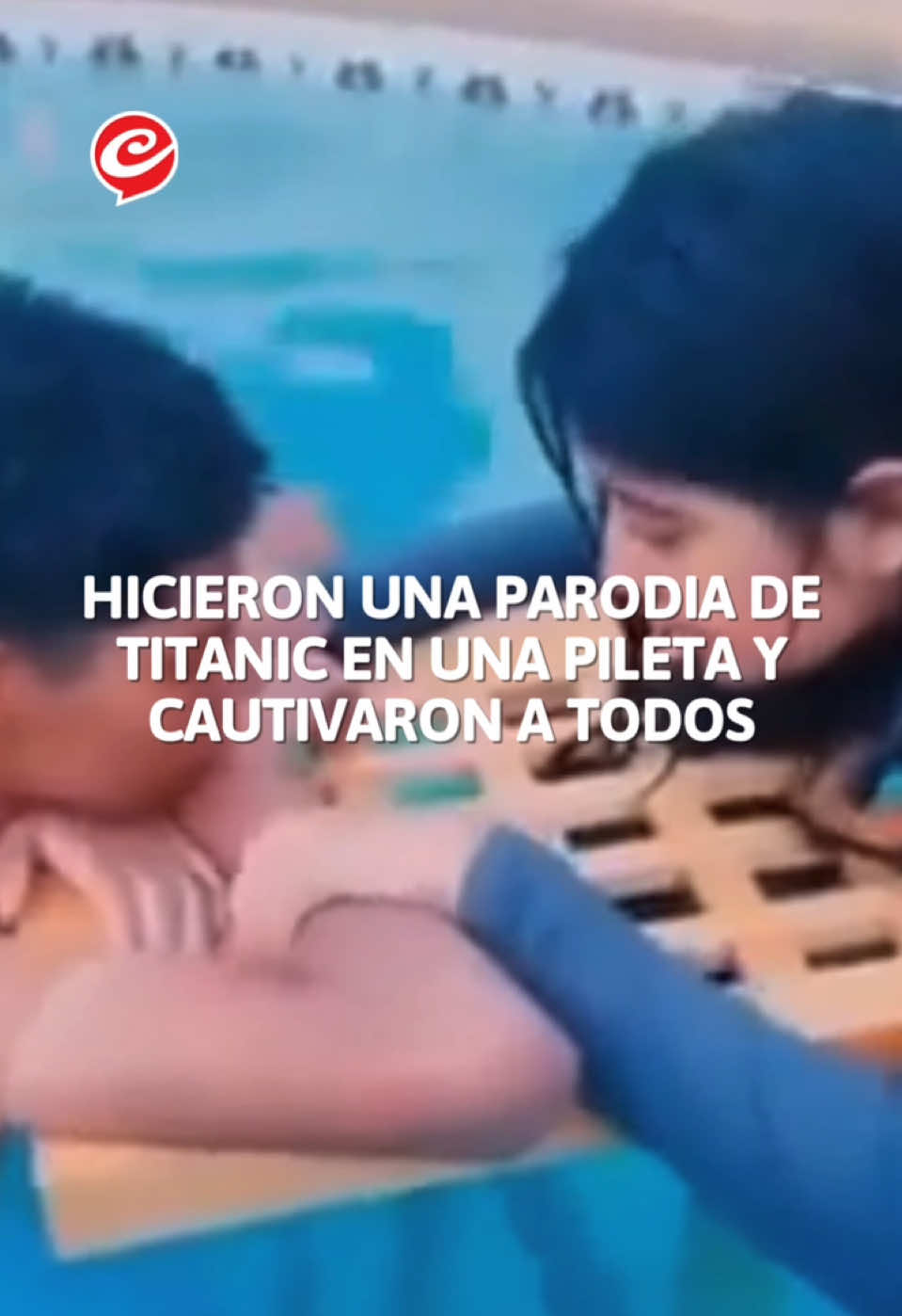 🏆 ¡PARA EL OSCAR! 🎥 Un grupo de jóvenes causó sensación al recrear una icónica escena de Titanic. 🌊 La pareja se grabó en una pileta, con una chica sobre una tabla frente a un chico, simulando la famosa escena en la que Jack se ahoga en Titanic. 🔥 El clip acumuló más de 3,6 millones de reproducciones y cientos de comentarios, donde los usuarios destacaron el papel de los jóvenes actores. #Titanic #Viral #Recreación #EscenaIcónica #JackYDawson #RedesSociales