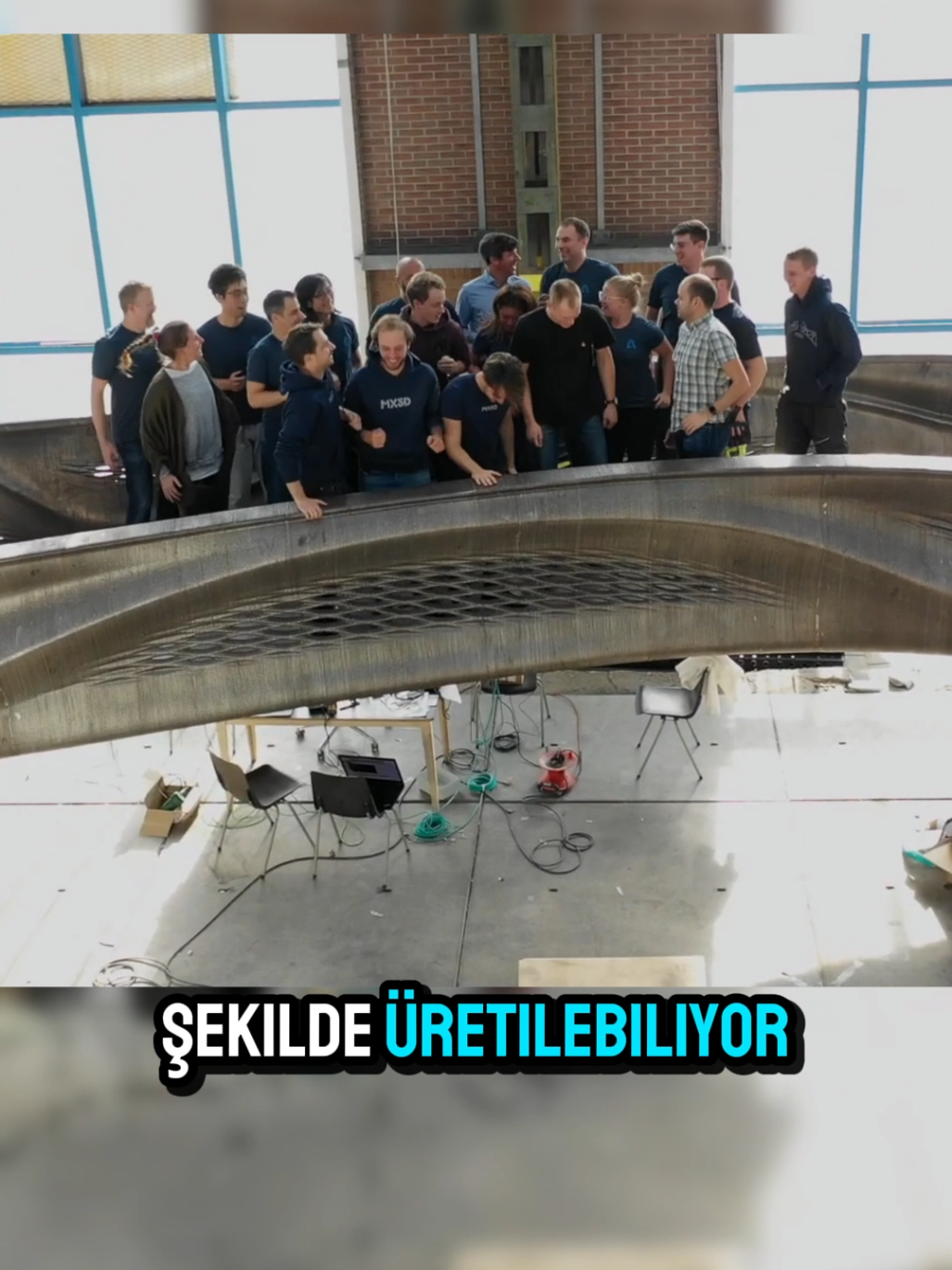 Bu 3D Yazıcı Köprü Yapabiliyor!🤖 ° ° ° ° ° Bu 3D yazıcı sayesinde karmaşık metal parçalar hızlı ve basit bir şekilde üretilebiliyor. Plastik filament yerine metal filament kullanan bu yenilikçi yazıcılar, elektrik akımıyla metali eritip katmanlar halinde biriktirerek istenilen şekli oluşturuyor. Bu yöntem, en karmaşık tasarımları bile metal israfı olmadan ve kısa sürede üretmeyi mümkün kılıyor. İsrafı önlemesi, işçilik maliyetlerini azaltması ve verimliliği artırması sayesinde genel üretim maliyetlerini de doğal olarak düşürüyor. Üstelik bu şekilde üretilen ürünler de oldukça sağlam oluyor. Peki siz bu teknolojiyle ne üretmek isterdiniz?