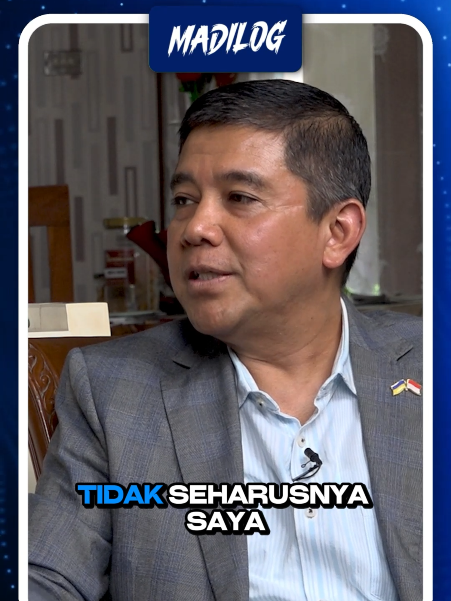 YUDDY CHRISNANDI: JOKOWI MUTER-MUTER RESHUFFLE SAYA Menteri Pendayagunaan Aparatur Negara dan Reformasi Birokrasi Indonesia (Menpan RB) Prof Yuddy Chrisnandi menyampaikan pandangannya sebagai akademisi, dalam menyikapi dinamika politik saat ini. Ia menceritakan keresahannya pada kemunduran reformasi birokrasi yang tengah terjadi. Kata dia, kemunduran tersebut terjadi semenjak periode ke-2 Pemerintahan Presiden Prabowo Subianto. Seperti apa sebenarnya kemunduran demokrasi tersebut? Apa saja ciri dan dampak dari fenomena itu? Apa benar Revolusi Mental hanya omong kosong belaka? Podcast Madilog Forum Keadilan berikut ini mengupas pertanyaan-pertanyaan kritis tersebut.* Host: Darmawan Sepriyossa - Jurnalis Senior Narasumber: Prof. Yuddy Chrisnandi - Menteri Pendayagunaan Aparatur Negara dan Reformasi Birokrasi 2014-2016 #yuddychrisnandi #jokowi #menterijokowi #kabinetkerja #reformasibirokrasi #revolusimental #politikindonesia #prabowosubianto #podcastmadilog #forumkeadilan #demokrasi #reshuffle #darmawansepriyossa