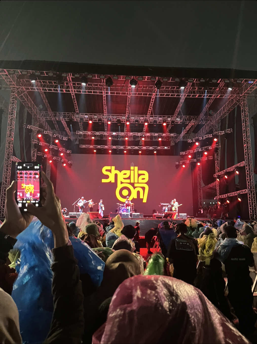 Pas lgu film favoritku hujan deras tpi cam ip masin on rec #sheilaon7 #sheilagank #sheilagankindonesia #sheilagankjatim #fyp #fypシ #konsermusik #konsersurabaya #eventsurabaya #konser #buzzyouthfest2025 @Buzz Youth Fest 