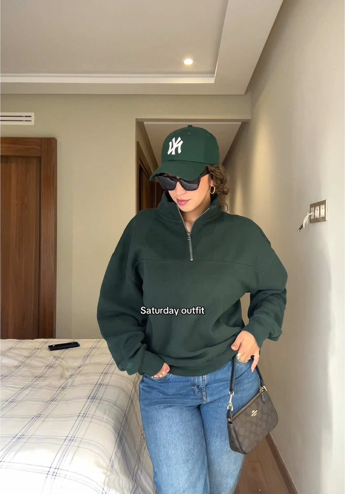 Weekend outfit 💚 Love this shade of green #outfitoftheday #OOTD #outfitinspo #styleinspo #weekendoutfit #newera #neweracap #casualstyle #hoodie 