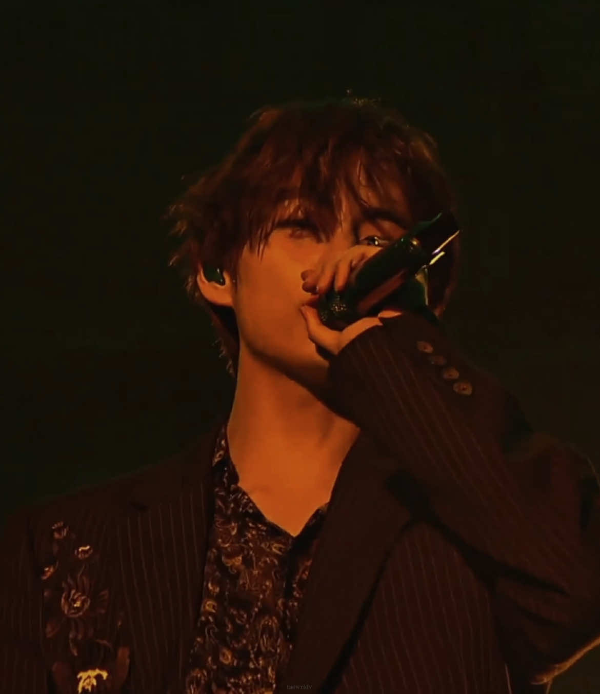 born to be on stage  #kimtaehyung #taehyung #tae #태형 #v #taehyungkim #vbts #btsv #fypシ #foryou #fyp #viral 