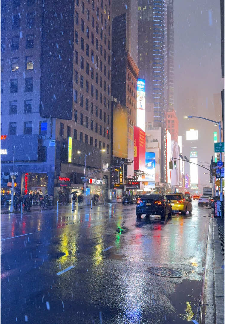 Walking in The Snow , New York 🇺🇸🇺🇸🇺🇸#usa #usa_tiktok #newyork #5thavenue #nyc #timessquare #grandcentralterminal #timesquare #newyorkcity #worldtradecenter 