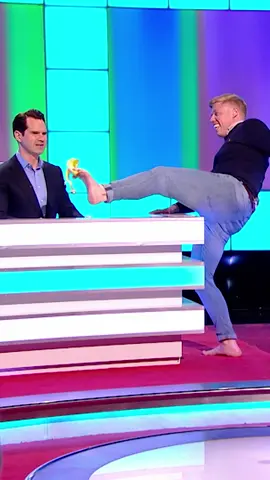 An odd way of peeling a banana! #8outof10cats #jimmycarr #britishcomedy