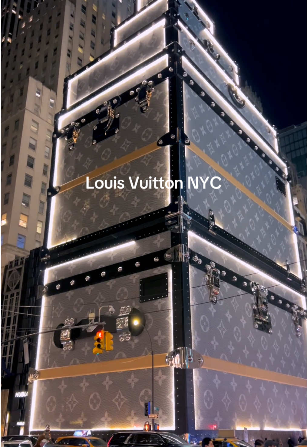 How did they even do this!? #nyc #louisvuitton 