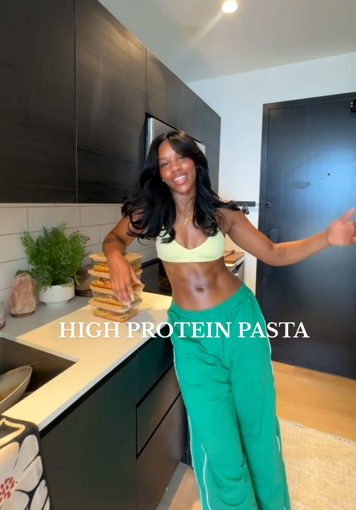 Recipe Deets ⬇️ My sports bra is from @Gymshark (minimal sports bra) code STINKY10 - (sweats linked in LTK) This sh*t is so good and simple!!! This is 1 of many recipes in my coaching app! I'm still doing promo this month for my 1:1 training, buy 2, get 1 month free, and it's a beautiful way to kick start your 2025 fitness journey be l'm doing a full 6 month challenge!!! (Application in bio) Full recipe: (makes 4 meals) - 16oz ground turkey 90/10 - 4 servings of your favorite red sauce (I use prego) - 216 g birilla protein pasta - diced tomatoes (optional) - 1/4 cup fat free mozzarella (optional) - idc how ya season #gymgirlvids #highproteinmeals #highproteinrecipes #blackgymgirl #easymealprep 