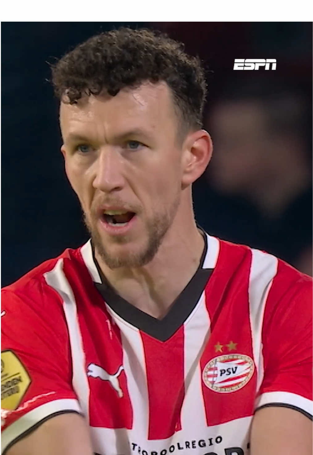 Ontsnapt Ivan Perišić hier aan een rode kaart? 🤔🟥 #psv #perisic #eredivisie 