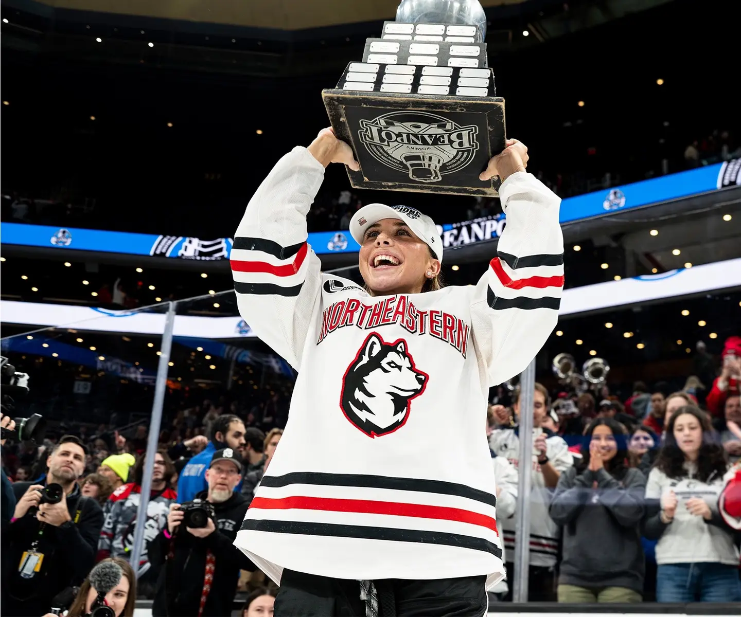 Photos from the 2025 women’s Beanpot championship 🤩🏆🏒  Everyone watches women’s sports !!  #womeninsports #womenshockey #collegehockey 