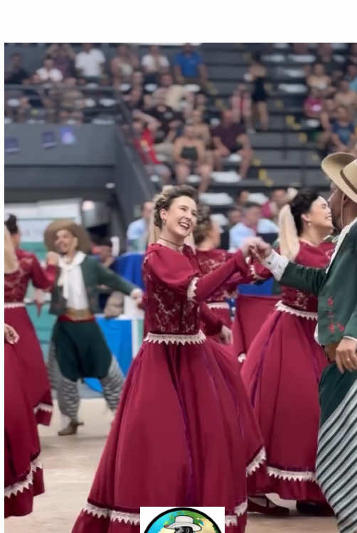 BALAIO DO PONCHO no ENART 😱😱😱😱😱😱😱 Que botada 🔥 IG: Julinhoroiz 👏🏻 #tradicaogaucha #riograndedosul #culturagaucha #ctgtiktok #dancagaucha #enart #gauchosnotiktok #ouniversogaucho 