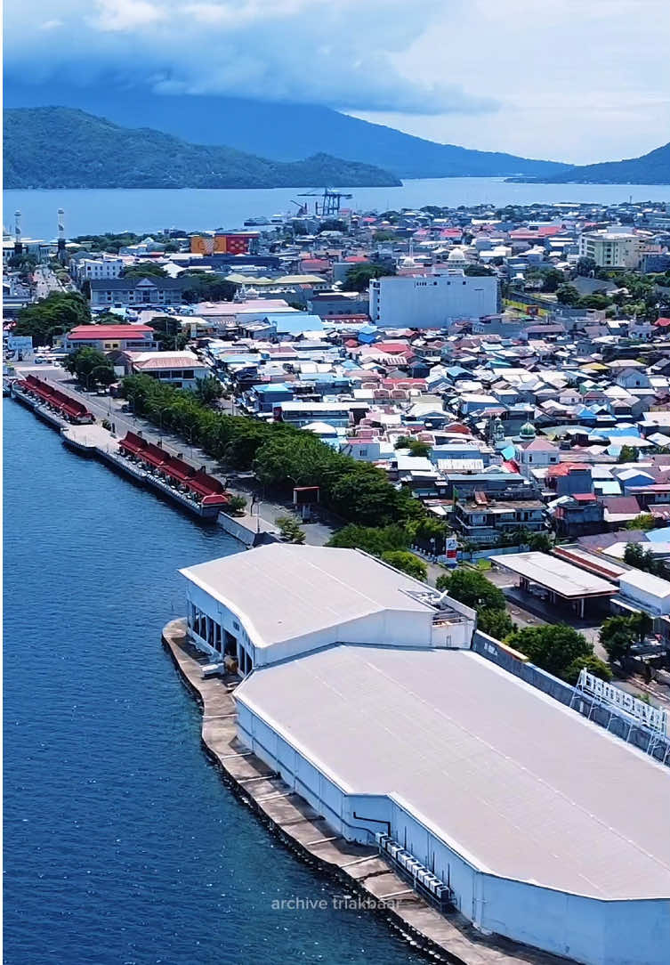 Kota kecil namun terkenal👀 #malukuutara #triakbar #fyp #ternate #wonderfulindonesia #jalanjalan #pantai #dronevideo 