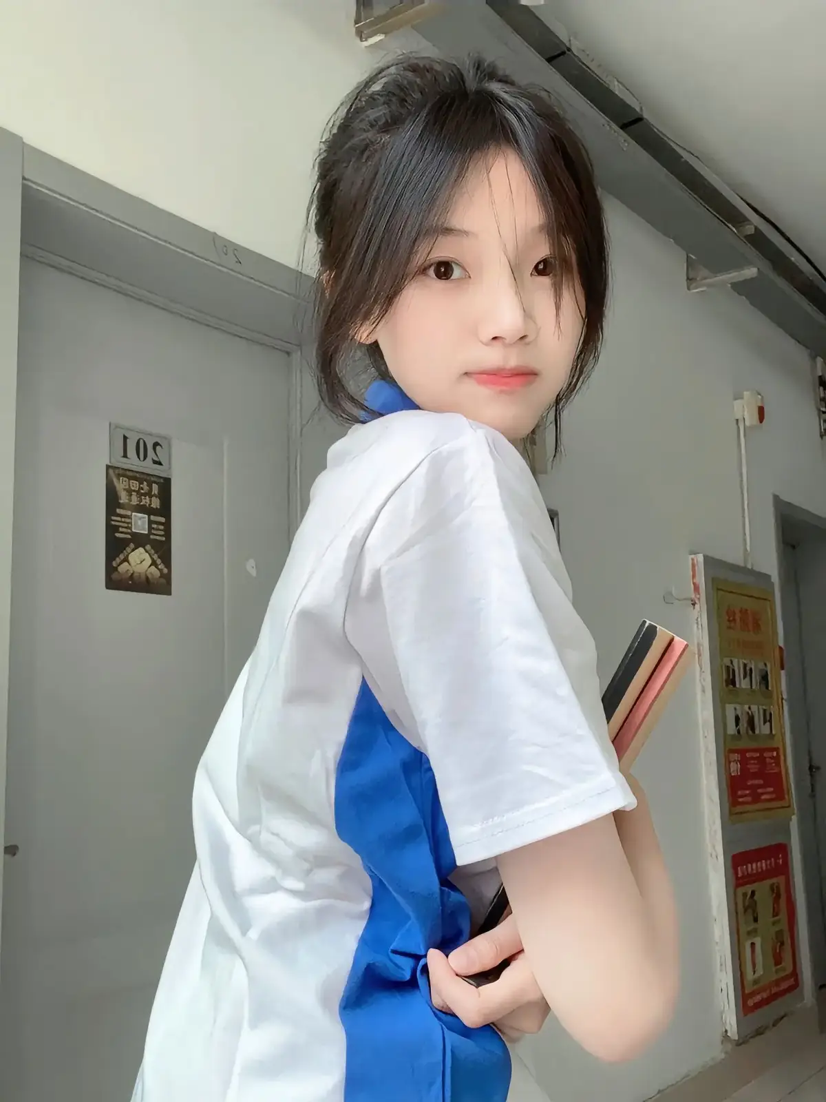 (@卡布奇诺灰玫瑰) when taking pictures she often doesn't wear a school uniform, this is the only one #🇨🇳 #china #school #shenzhenhighschool #waiwainotsleep #foryoupage 