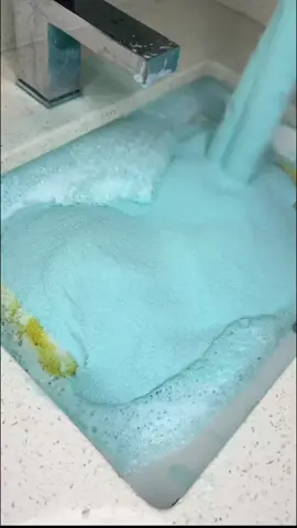 by: @lexcleanasmr  #powder #focapowder #powderbombs #spongesqueezing #asmr #reposting #lovecleantok #sponge 