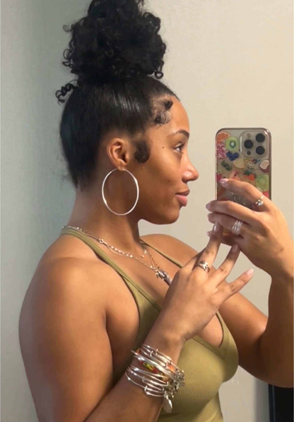 Messy bun on my dirty hair 😮‍💨✨
