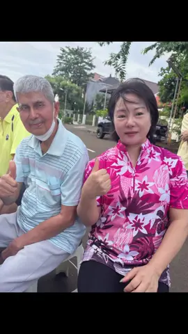 明天要回国了，和邻居们合影留念。相聚是缘！祝大家开心每一天,健康一辈子。