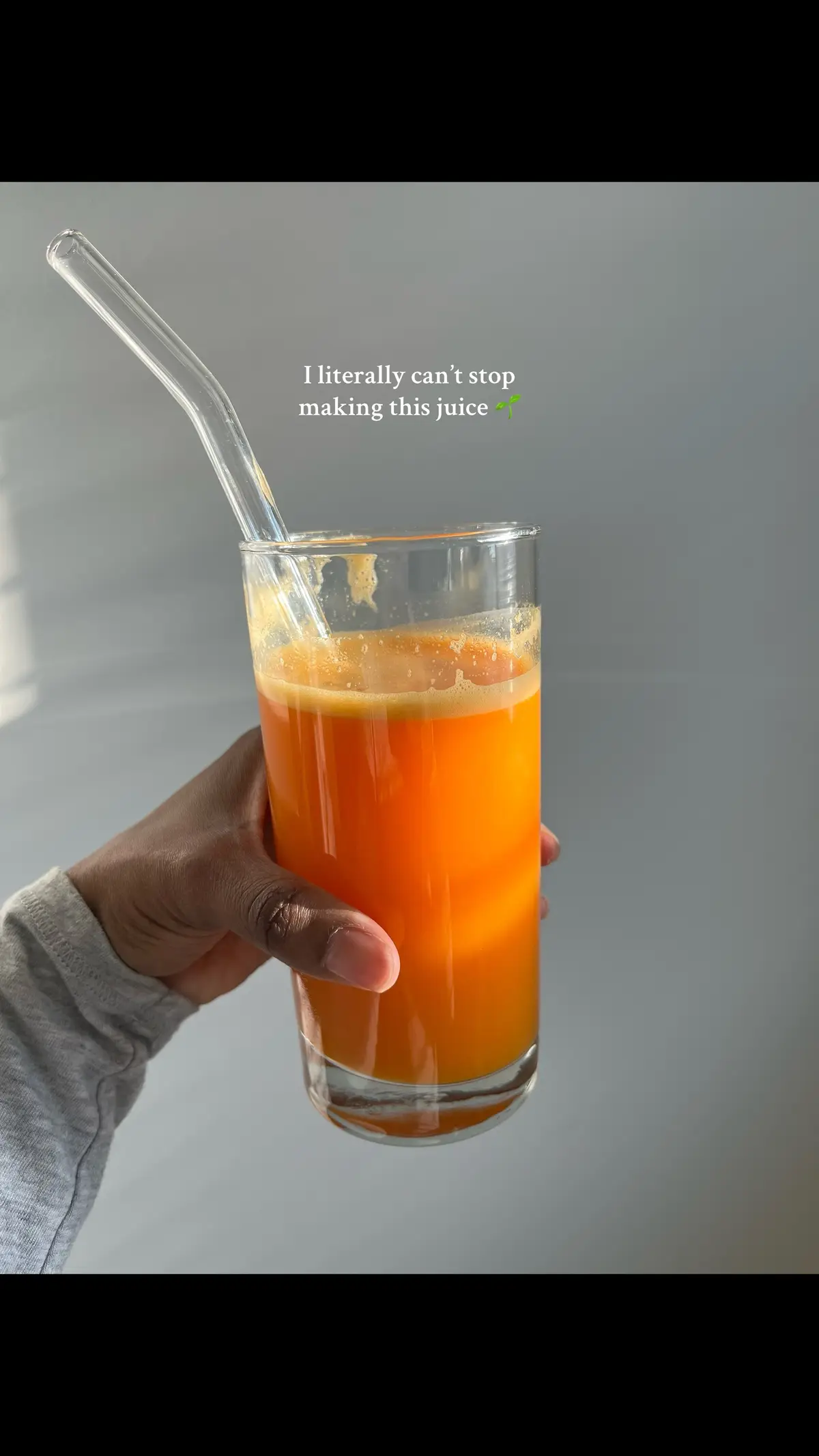 I literally can’t stop making this juice🌱  1 pineapple  4 carrots 4 small red apples 1 lemon peeled  1/2 inch ginger 1/2 inch tumeric  #juicerecipe #juicer #wellnessjourney #vegetarian 