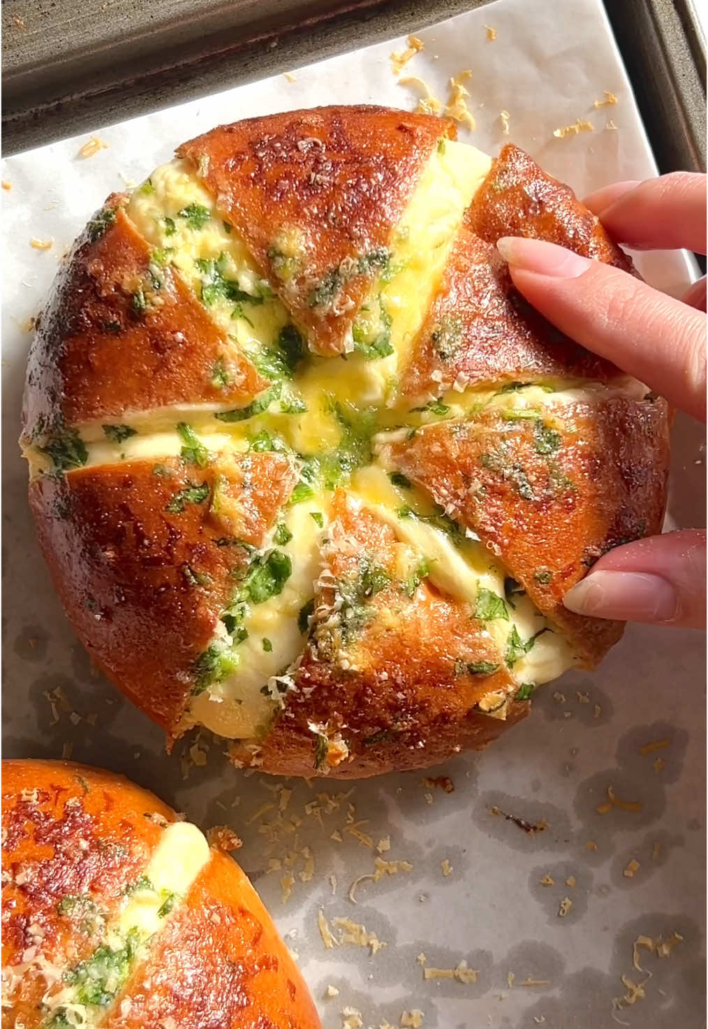The viral Korean-style cream cheese garlic bread 🥯🧈  📍 recipe in my bio or visit butterhand.com #garlicbread #garlic #bread #creamcheese #garlicbutter #asmrfood #koreanbakery 
