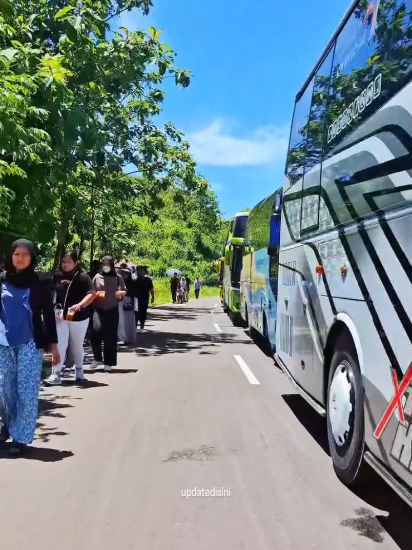 Selamat Datang Di Gunungkidul. Pariwisata Gunungkidul Hari Ini Menyala Luurr.. 🔥 Terpantau para wisatawan yang terjebak macet di jalur wisata gunungkidul, rela jalan kaki untuk menuju pantai drini. Dimohon bagi para wisatawan yang terkena macet selalu tersedia air putih yang cukup,  antisipasi Dehidrasi karena cuaca cukup panas. #updatedisini #update #jalurwisata #gunungkidul #jogja #yogyakarta #jogjaistimewa #fyp #jogja24jam #fyppppppppppppppppppppppp #fypシ #gunungkidul24jam #gunungkidulupdate #fypage #jalurwisata #yogyakartaistimewa #fypage 