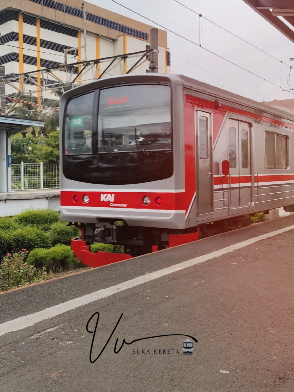 kesayanganku 🥰 KRL JR 205 New #mood #krl  #commuterline #krlcommuterline #jabodetabek #keretaapiindonesia #kai #fyppppppppppppppppppppppp #fyp #sukakereta #slowmo 