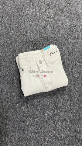 Buat kalian kaum petite yang masih nyari rok jeans yang kalo dipake ga nyapu jalanan, rok jeans satu ini cocok banget buat kalian karna gaperlu ribet motong lagi kalau roknya kepanjangan #skirt #jeans #jiniso #rok #petite 