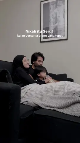 happy loooooonggg weekend! mari berpelukan dengan orang tersayang 🖤 hidupku semakin indah dengan adanya mereka✨ #masyaaallah #allahumabarik 