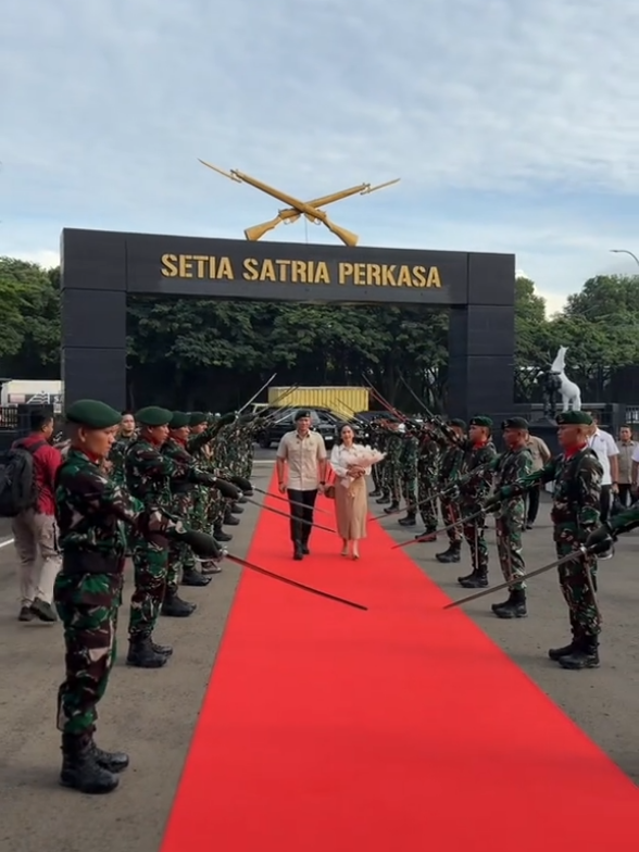 Agus Harimurti Yudhoyono (AHY) mengunjungi Batalyon Infanteri 203/Arya Kemuning, tempat bersejarah dalam perjalanan karier militernya sebagai prajurit TNI AD. Dalam kunjungan penuh makna ini, AHY mengenang masa-masa pengabdian, berbagi motivasi dengan prajurit muda, dan menyampaikan pesan inspiratif untuk terus menjaga semangat juang. Saksikan momen penuh haru dan kebanggaan dalam video ini! #AgusYudhoyono ​ #AHY ​ #Batalyon203 ​ #TNIAD ​ #NapakTilasAHY ​ #MotivasiPrajurit ​ #LoyalitasTNI ​ #InspirasiMiliter ​ #PengabdianTNI ​ #TentaraNasionalIndonesia 