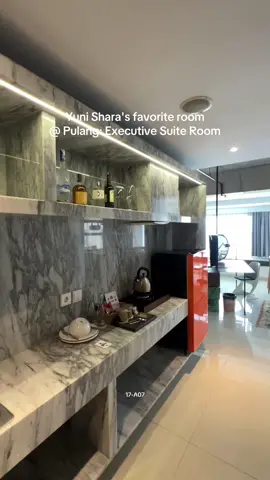 Rare room check! Waktunya check-in dikamar favoritenya Kak Yuni Shara 👀. #JanganLupaPulang #PulangKeUttara #HotelJogja #jogja24jam #fypシ゚ #jogjaistimewa #hotelroom #liburanjogja #staycationjogja #hotels 