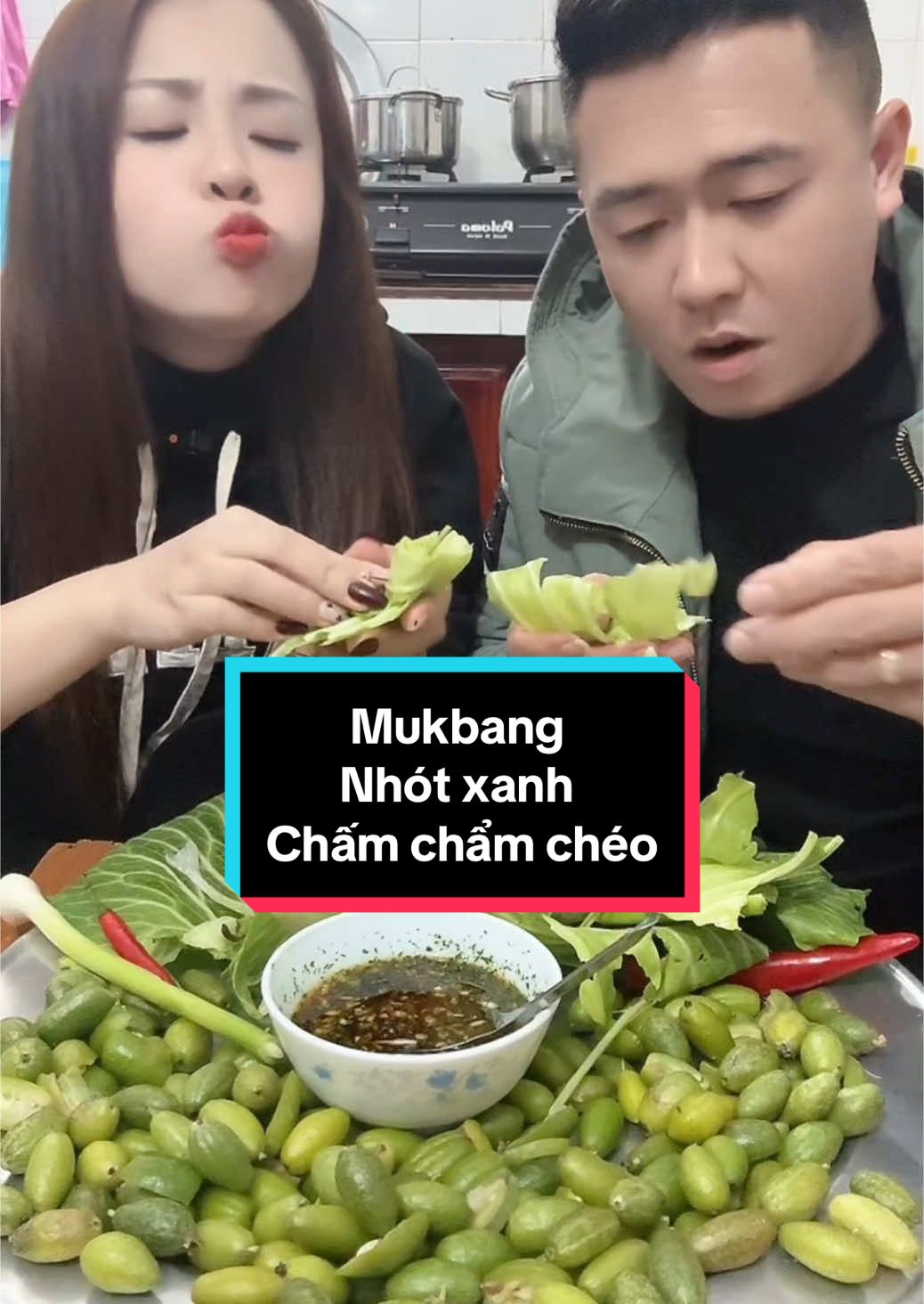 Mukbang Nhót xanh chấm chẩm chéo . Lúc mới yêu , em gái giả vờ chua ko ăn dc . Sau cưới kiểu🤣 #mukbang #reviewanngon #angienoi #trollvietnam #haihuocvuinhon #viral #xuhuong #nhotxanhchamcheo 