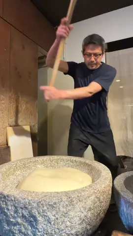 職人が魂を込めてつく絶品餅セットが最高！ 店名：茶房もちつき庵 最寄り駅：塩釜口駅（愛知） 日が昇る前から職人さんが食材に感謝をしながら臼と杵で丁寧に1振り1振り魂を込めてお餅をつきます！ つきたてのお餅はモッチモチ柔らかくコシもしっかりあって絶品！ 焦がししょうゆ、きな粉も感動レベルで実は大根おろしも絶品でどれを食べるか迷うほどなので全部食べましょう！ つきたてセット(大根おろし、きな粉) 1100円 こがししょうゆ 800円でした！ 遠方から来られる方も多く開店前から行列ができる人気店で食材がなくなり次第終了なので開店前に行くのをオススメします！ 住所：愛知県名古屋市天白区大坪2-804 ラフォーレ八事 1F 最寄り駅：塩釜口駅から徒歩9分 営業時間：9時10分から14時45分 定休日：火曜水曜 The best mochi set is made by craftsmen with all their heart and soul! Store name: Sabo Mochitsukian Nearest station: Shiogamaguchi Station (Aichi) Before the sun rises, craftsmen pound the mochi with the sun and the mallet, carefully putting their heart and soul into each and every shake! The freshly pounded mochi is soft and chewy with a firm texture, and is absolutely delicious! The burnt soy sauce and kinako are also amazing, and the grated daikon is also delicious, so you'll have a hard time deciding which one to eat, so try them all! Freshly pounded set (grated daikon, kinako) 1100 yen The burnt soy sauce was 800 yen! Many people come from far away, and there is a line before the store opens, so it closes as soon as the ingredients run out, so I recommend going before opening! Address: 1F Laforet Yagoto, 2-804 Otsubo, Tenpaku-ku, Nagoya, Aichi Prefecture Nearest station: 9 minutes on foot from Shiogamaguchi Station Opening hours: 9:10am to 2:45pm Closed: Tuesdays and Wednesdays #愛知グルメ #mochi #japanesefood