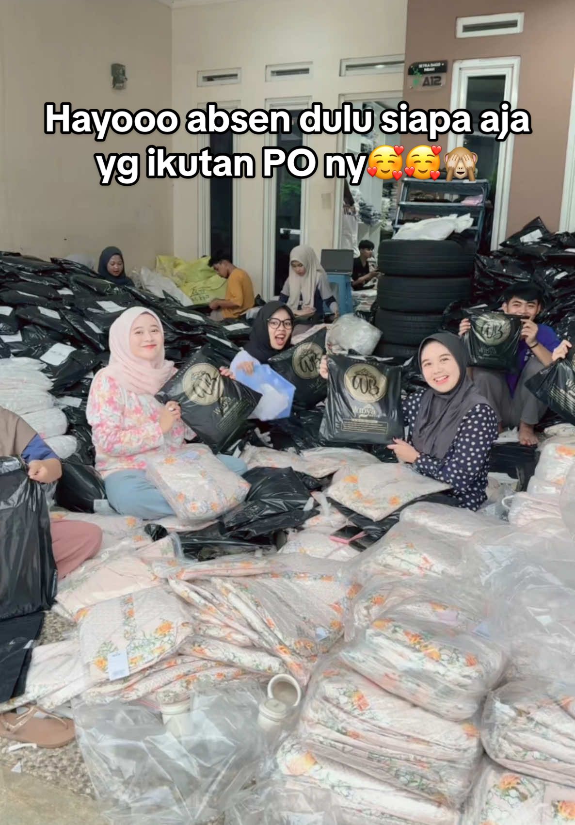 Mksiiih bnyak kk q semua ditunggu y baju cantiiik smapi rke rumah kk🥰🥰🥰😇mlm ini kak wid gk live y kk q🥰insaallah bsok senin kak wid kive jam 14.00 kk jngan lupa join y kita gasken baju trbaru edisi lebaran lgi🥰#widyabutik #fashion #jelajahgajian #fashion #newarrivals #fypシ #ootdhijab #paydaysale #OOTD 