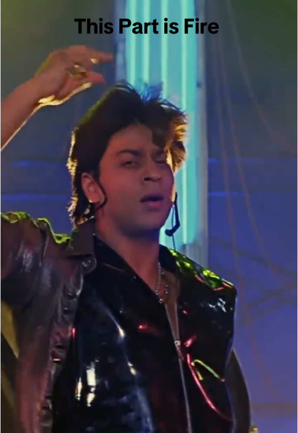 This Part in the Song🕺❤️❤️ #fürdich #video #foryou #fyp #viral #srk #bollywood #beatifullsong #shahrukhkhan #thekingofbollywood #song #movie #loveyou #baadshah #videoviral #diltopagalhai #karishmakapoor #kingkhan 