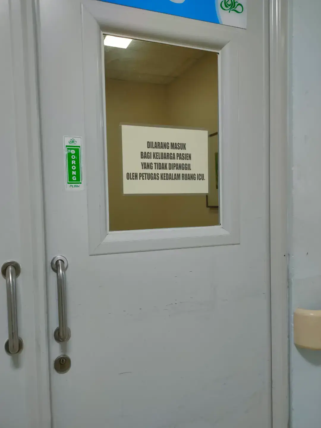 pantes masuk icu rata2 kluar gak bernyawa. cuma bisa liat dari kaca luar aja, suster gak standby depan kamar pasien, tpi kluarga pasien gak boleh masuk sklipun jam besuk. gedek bgt, abis liat kasur adek gue goyang2. ntah apa yg dia rasa, apa sesek napes apa gmna, karna saturasi nya naik turun mlu. tpi depan kamarnya gada suster standby, adek gue kan lemes, sesek napes parah, gak bisa ngomong. klo urgent gimana manggil nya? org gk standbye 🤧 w masuk dgn izin yg baik2, dihadang security n suster wallahi sih klo ada apa2 gue mah gak ikhlas 🤧