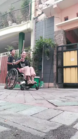 Alhamdulillah punya adek yang sayang sama kakanya 🥰 #spinalcordinjurysurvivor #wheelchair #paraplegic #sayangadekk #bulutangkis #fyp 