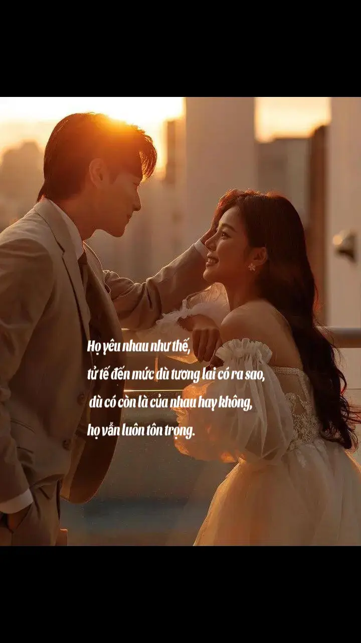 #tute  Khi hai người tử tế yêu nhau, có lẽ điều quý giá nhất họ dành cho nhau chính là sự tôn trọng tuyệt đối.  Yêu thương thì chẳng thiếu mãnh liệt, nhưng họ luôn giữ sự tôn trọng cho cuộc sống riêng của nhau, cho những khoảng không gian mà đối phương vẫn cần.  Họ thấu hiểu rằng ai cũng có công việc, có niềm đam mê và những mục tiêu riêng. Người tử tế yêu chẳng bám víu, chẳng buộc ràng, chỉ có tin tưởng và sẻ chia.  Bạn có từng tự hỏi: yêu như vậy có nhẹ nhàng hơn không, khi yêu thương là để người kia có thể là chính họ? Họ yêu nhau công khai, minh bạch. Ở đó chẳng có những câu chuyện mập mờ hay những lời hứa hẹn lấp lửng. 