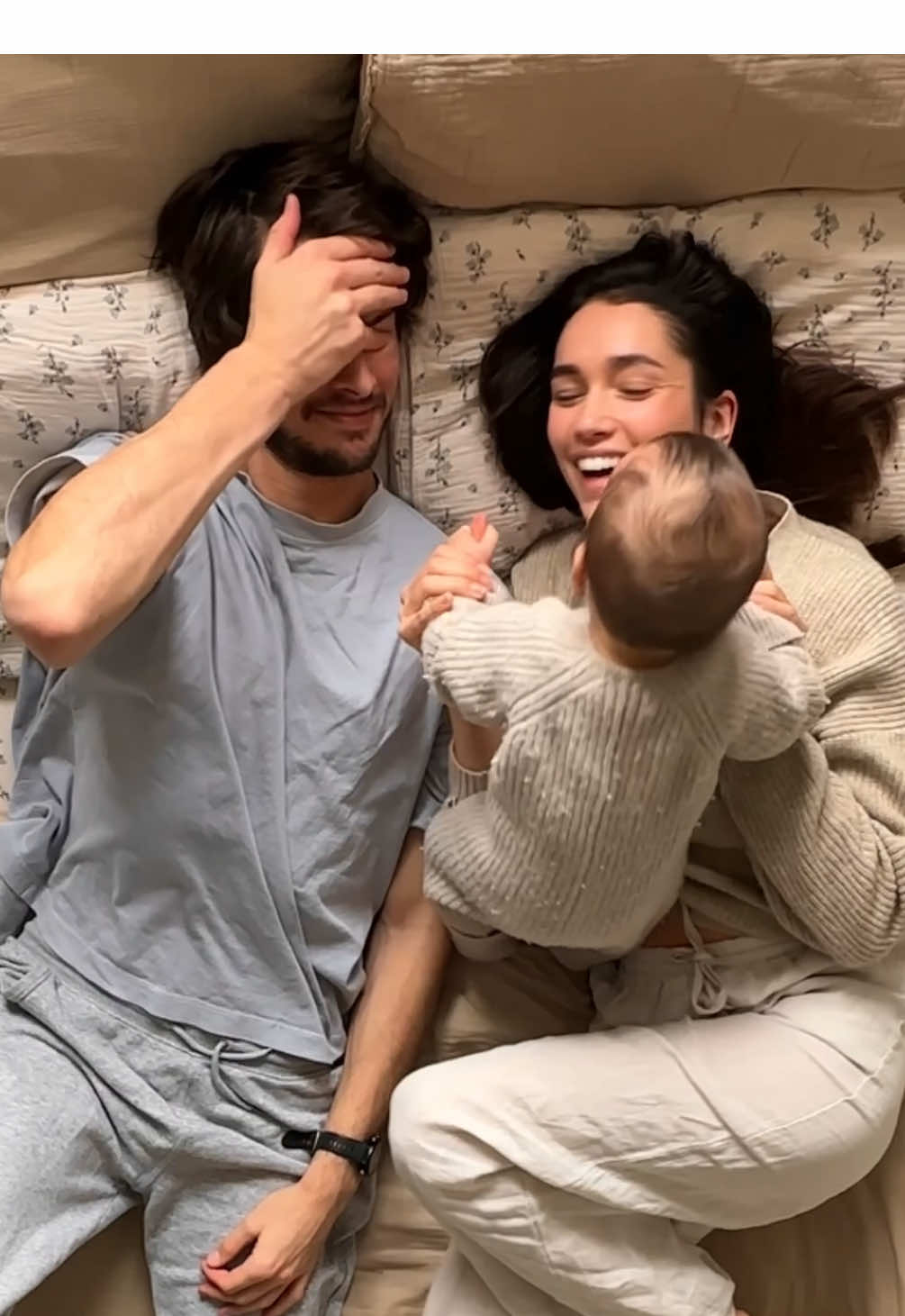 Ces petits moments simples, mais si précieux… La meilleure sensation au monde, c’est de se réveiller et que notre bébé nous rejoigne dans le lit 🧸 On pourrait y rester des heures, bercés par ses rires et cet amour si pur 🧡 Literie : @Garbo&Friends  #MorningVibes #FamilyGoals #LoveAndLaughter #HappyMoments #BabyJoy #FamilyFirst #ParentsLife #MorningSnuggles #BabyLaughs #LifeWithBaby #FamilyLove #CozyMornings #PureHappiness #TogetherIsBetter #MomDadAndBaby