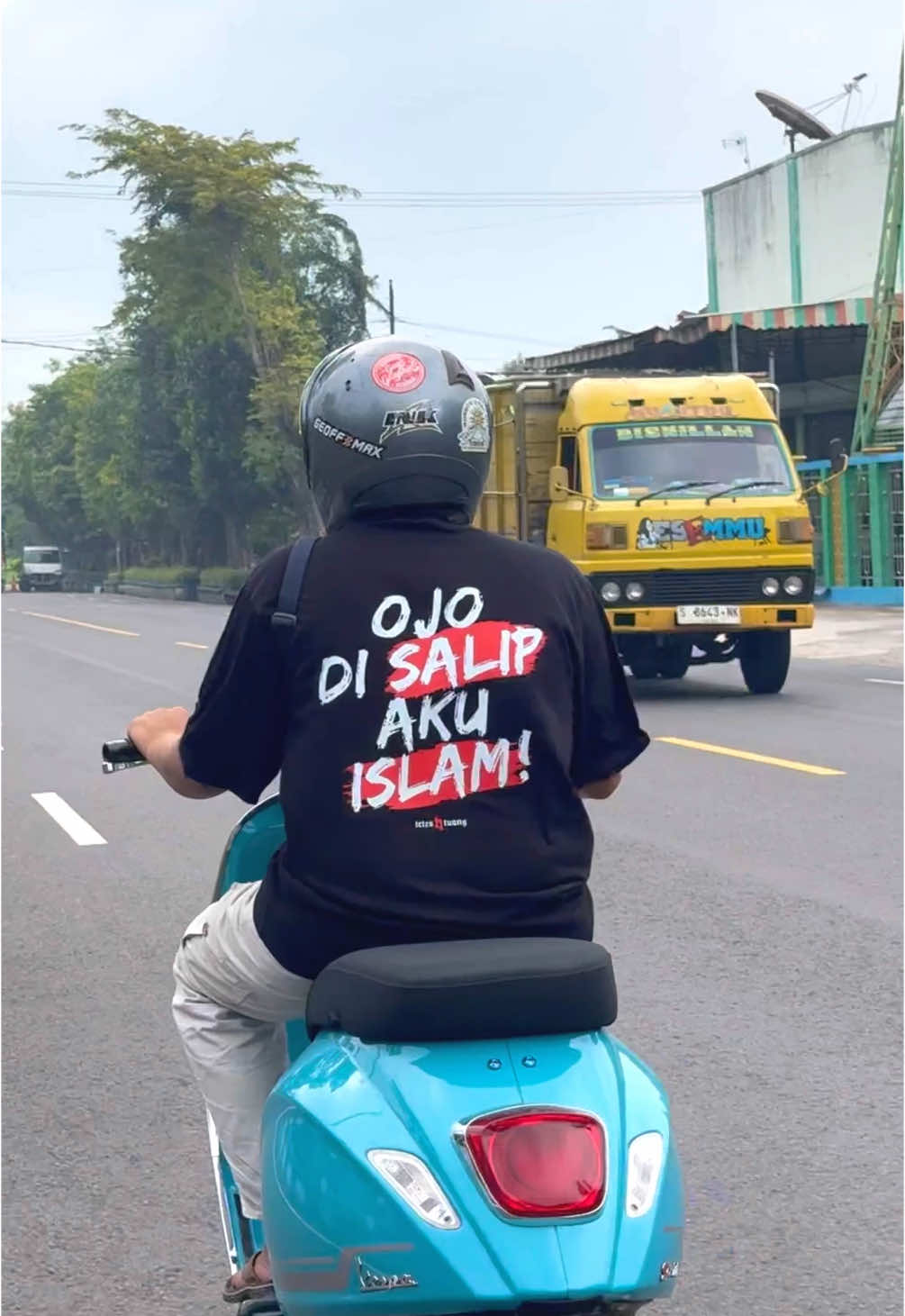 kemarin di truck sekarang udah ada kaosnya😭