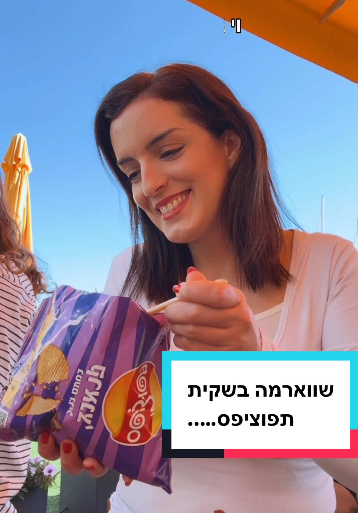 הטרנד מארה״ב הגיע לארץ וזה טעים ברמות!  מנה שווארמה שמוגשת במקום בפיתה או לאפה בתוך שקית ציפס! חשבתי שזה גימיק אבל זה טעים ממש! וכל זה מול הנוף של מרינה הרצליה. בשווארמה ״ליה״ מבית אבולעפיה תמצאו שווארמה פרגית ועגל טעימות שכאשר מערבבים אותן עם סלטים ורטבים בשקית הציפס נוצרת מנה מושלמת! השילוב המנצח שלי- 30% שווארמה עגל ו70% פרגית עם סלט כרוב וירקות בלי רוטב בכלל בשקית ציפס בטעם גריל. הציפס נשאר קריספי והמנה מושלמת. וייז- מרינה הרצליה, ״שווארמה ליה״ ליד שער B בקניון ארנה- בחוץ. המנה כולל הציפס עולה 49₪, שווארמה בפיתה עולה אותו דבר, לאפה או בגט עולים 59₪.   #תפוציפס #שווארמה #ליה #אבולעפיה 