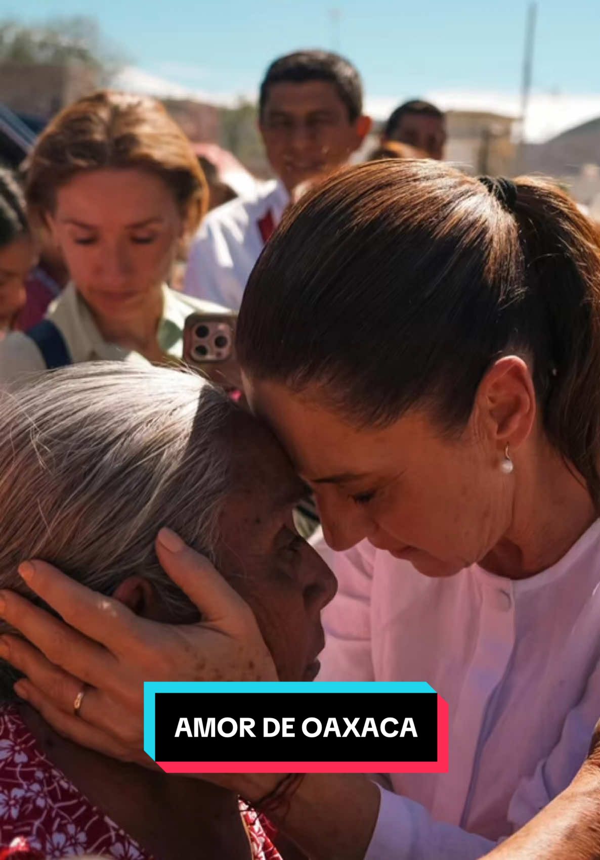 En Oaxaca anunciamos el plan general Lázaro Cárdenas para atender la cuenca del río Balsas, a la cual él dedicó gran parte de su vida. La generosidad y amor del pueblo oaxaqueño conmueven hasta las lágrimas de emoción. ¡Gracias siempre! #fyp #oaxaca 