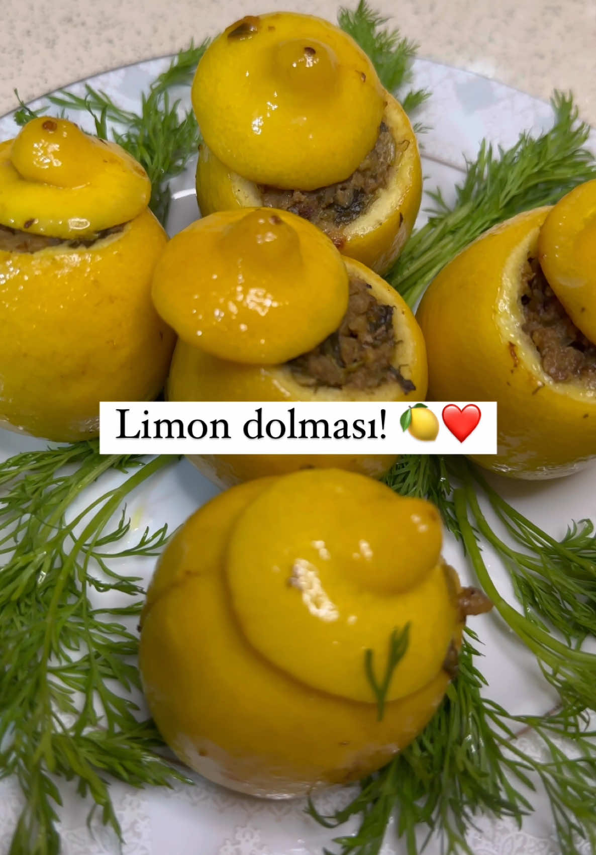 Talış mətbəxinin unudulmuş şah əsəri – limon dolması! 🍋 Tərkibi: - Limon  - 200 qram ət - 1 ədəd soğan - duz, isitot, sarıkök, kəkikotu - Keşniş, şüyüd Hazırlanması:  Limonların içi oyulur. Üzərinə şəkər tozu səpilib, ağzı bağlı 15-20 dəqiqə isti suda saxlanılır.  Kənarda incə doğranılmış soğan və ət qovrulur. Ətə duz, istiot, sarıkök, kəklikotu, 2 xörək qaşığı limon suyu əlavə edilir. 10 dəqiqə vam odda bişirildikdən sonra üzərinə keşniş və şüyüd əlavə edilib altə söndürülür.  Limonlar sudan çıxarılır. İçinə qovrulan ət doldurulur. Qazana düzülüb, üzərinə yarım fincan su əlavə edilərək 10-15 dəqiqə vam odda bişirilir.  Dolma ancaq bibərin və ya kələm yarpağının haqqıdır’ deyənlərə səslənirəm: Turş dadlardan xəbəriniz yoxdur! 😄 Hər kəsə nuş olsun! ❤️ #limondolmasi #dolma #talışmətbəxi #talış #yemek #metbex #mutfak #yemektarifi #resept #pehriz #ayselazad 