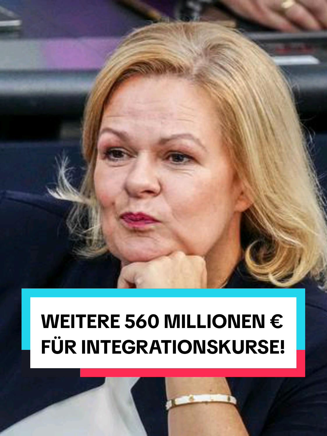 Faeser fordert plötzlich Extra-Geld für Flüchtlinge – 560 Millionen Euro zusätzlich! Inmitten einer angespannten politischen Stimmung fordert Innenministerin Nancy Faeser mehr Geld für Integrationskurse. Insgesamt soll der Etat für 2025 auf 1,06 Milliarden Euro erhöht werden. Doch warum wurden ursprünglich nur 500 Millionen Euro eingeplant? Opposition und Kritik werfen der Regierung Täuschung vor: Wusste Faeser mehr, als sie zugab? #Eilmeldung #NancyFaeser  #Migration #Deutschland #Bundestagswahl #Integrationskurse #Steuergelder #AmpelRegierung #PolitikNews #CDU #SPD #Nachrichten #afd #weidel #BreakingNews #Politik #AktuelleLage